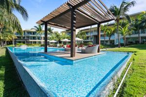 Stylish Peninsula Golf 3BR Oasis with Pool