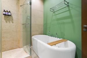 Stylish Peninsula Golf 3BR Oasis with Pool