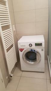 Elegant Room - Steps from Luxembourg Train Station