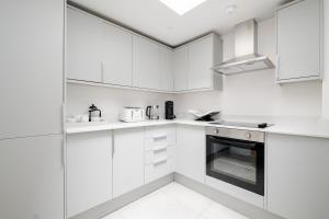 Luxury Central Mayfair Townhouse with AC 3BR 3BA