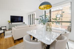 Luxury Central Mayfair Townhouse with AC 3BR 3BA