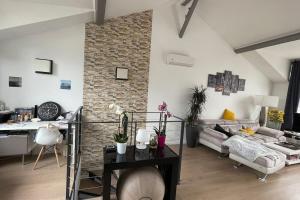 Appartements Superbe loft climatise a Suresnes avec terrasse : photos des chambres