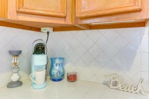 1 Mi to Beach! Coastal Couples Escape in Galveston