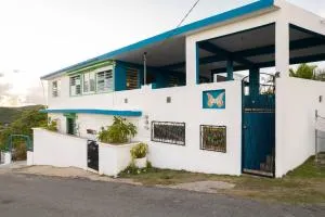 Hill Top Apartment with 360 Degree Balcony View - Proyecto Barracon