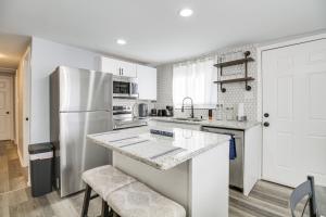 Gladstone Retreat with Gas Grill and Fire Pit