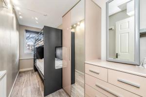 Modern Apartment by Whitechapel Hospital - Pass the Keys