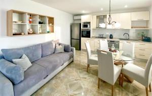 Beautiful Apartment In Sveti Filip I Jakov With Kitchen