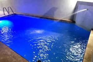 Casa alberca cerca de todo. zona pastora. cochera - Barranca