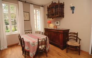 Maisons de vacances Awesome Home In Arles : photos des chambres