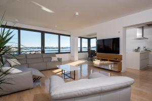 Seafront Luxury Suite Idassa by Belmont Realty