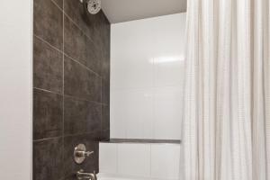 Elegant Oasis - Fireplaces, King Beds, Mtn Views!