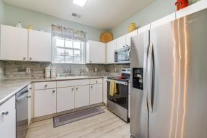 3 Mi to Beach North Myrtle Beach Condo with Patio!