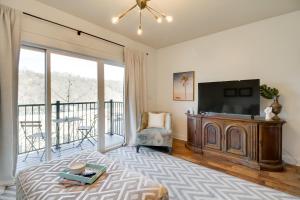 Walkable Lynchburg Condo w Private Balcony