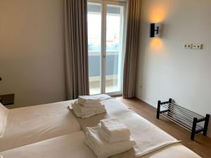 Lisbon Finestay 8 Building apt with balcony and city view