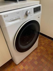 Urban Retreat: Close to Metro 8 & Absolute Comfort