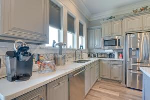 Pet-Friendly Port Arthur Retreat with Fishing Pier!