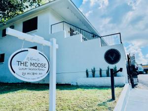 The Moose #12 - Brand New Modern Luxe Loft with Free Parking, King Bed & Fast WiFi