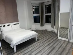 A Beautiful Four Bedroom family Home - Winchmore Hill