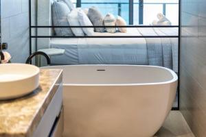 Luxury Jewel Beachfront King Suite