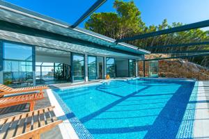 Seaside apartments with a swimming pool Brela, Makarska - 19834