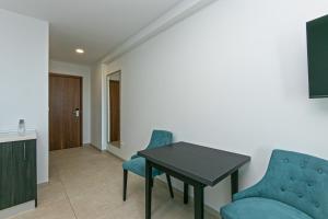 Seaside apartments with a swimming pool Brela, Makarska - 19834