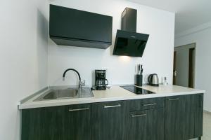 Seaside apartments with a swimming pool Brela, Makarska - 19834