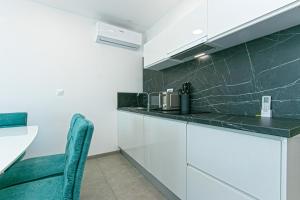 Seaside apartments with a swimming pool Brela, Makarska - 20229