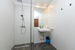 Seaside apartments with a swimming pool Brela, Makarska - 20229