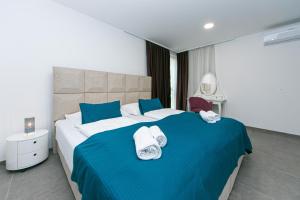 Seaside apartments with a swimming pool Brela, Makarska - 19834