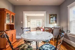 Charming 2BR Getaway - Georgetown