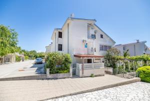 Apartments with a parking space Baska, Krk - 22413