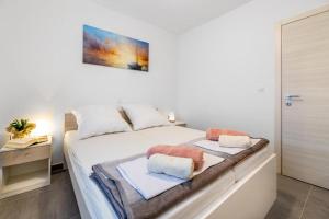 Apartments with parking space Baska, Krk - 22416