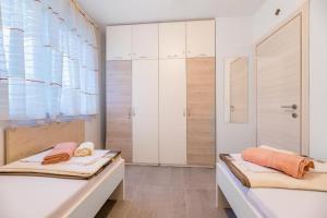 Apartments with parking space Baska, Krk - 22416