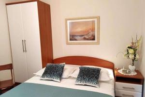 Apartments by the sea Barbat, Rab - 22561