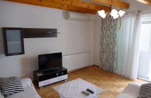 Apartments with parking space Palit, Rab - 22562