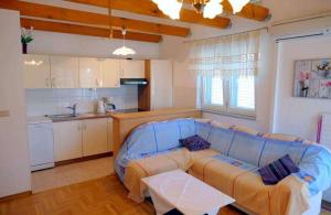 Apartments with parking space Palit, Rab - 22562