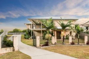 Family Tides Agnes Water - سفنتين سيفينتي