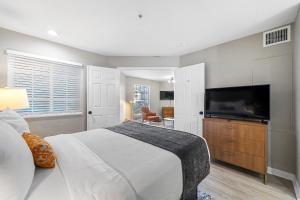 Newly Renovated Atlanta Gem: Central Buckhead Apt