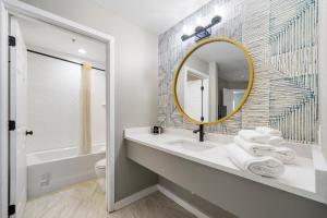 Newly Renovated Atlanta Gem: Central Buckhead Apt