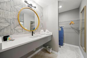 Newly Renovated Atlanta Gem: Central Buckhead Apt