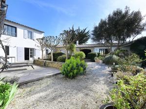 Maisons de vacances Maison de charme aux Portes-en-Re avec jardin, proche plages et commerces - FR-1-434-110 : photos des chambres