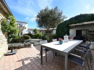 Maisons de vacances Maison de charme aux Portes-en-Re avec jardin, proche plages et commerces - FR-1-434-110 : photos des chambres