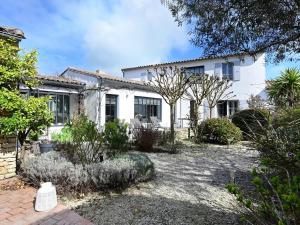 Maisons de vacances Maison de charme aux Portes-en-Re avec jardin, proche plages et commerces - FR-1-434-110 : photos des chambres