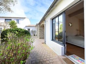 Maisons de vacances Maison de charme aux Portes-en-Re avec jardin, proche plages et commerces - FR-1-434-110 : photos des chambres