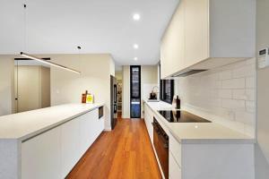 Stunning Apartment in the CBD with Parking & WiFi