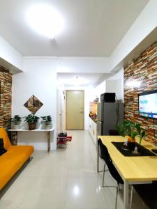 Modern 1BR with balcony and 100mbps wifi