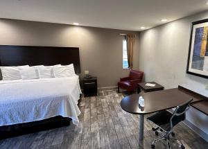 Superior King Room Smoke Free room in Red Roof Inn Hayward