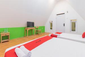 RedDoorz Syariah Plus Near Sukabumi Station