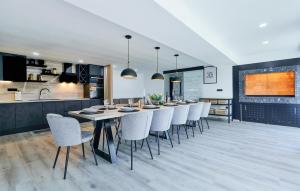 6 Bedroom Stunning Home In Podgrade 