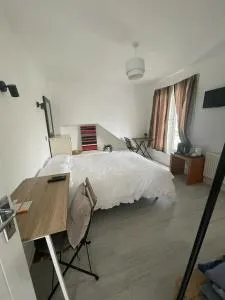 Private Bright Bedroom with Ensuite River View - Cobham